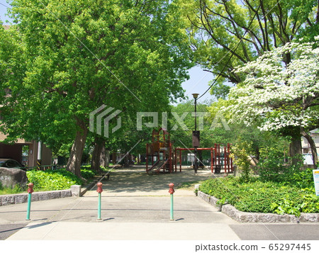 Park entrance (May) 65297445