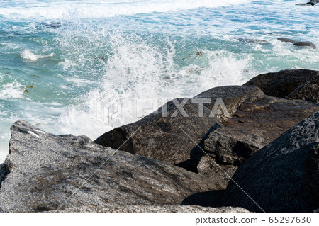 Splashing waves at Itoshima City, Fukuoka Prefecture 65297630