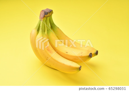 香蕉（黃色/黃色背景）。 65298031