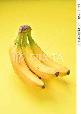 香蕉（黃色/黃色背景）。 65298034
