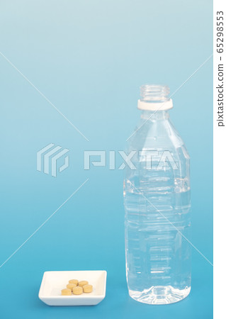 Plastic bottles and medicine 65298553