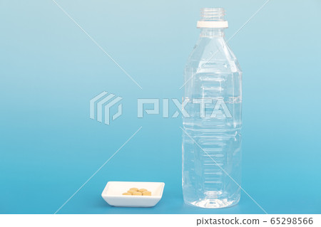 Plastic bottles and medicine 65298566