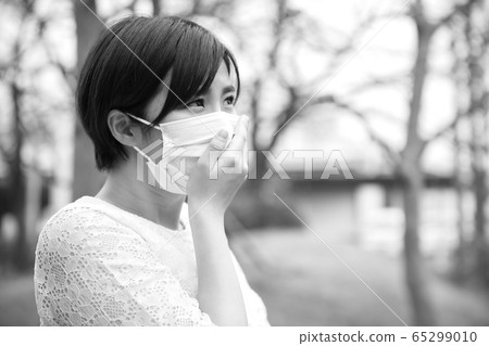 Image of unwell woman 65299010
