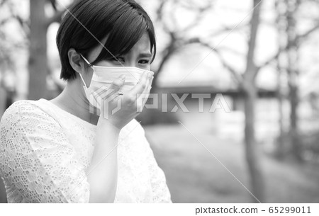 不適的女人的形象 65299011