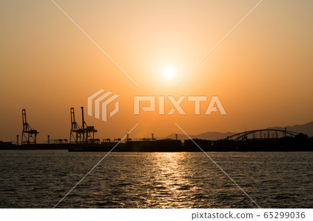 Sunset at Osaka harbor 65299036