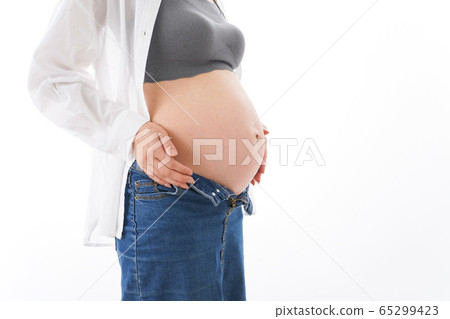 有微笑的一名年輕孕婦 有微笑的一名年輕孕婦 65299423