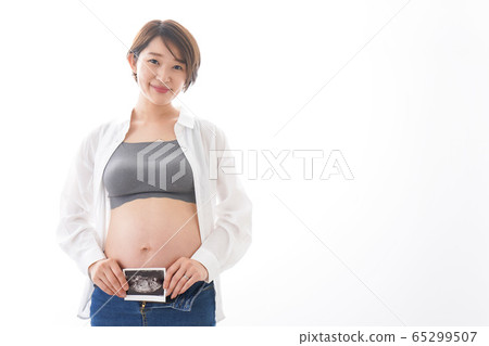 有迴聲圖像的年輕孕婦 有迴聲圖像的年輕孕婦 65299507