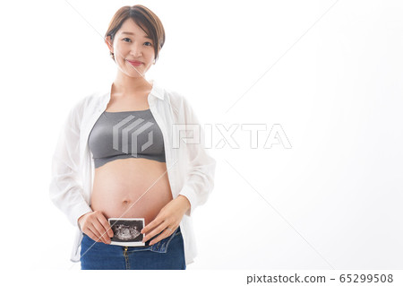 有迴聲圖像的年輕孕婦 有迴聲圖像的年輕孕婦 65299508