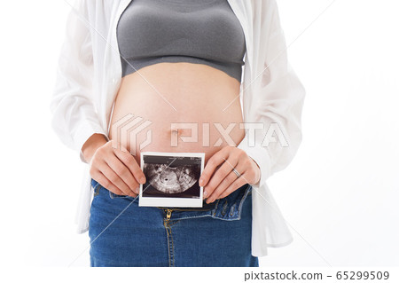 Young pregnant woman with echo image Young pregnant woman with echo image 65299509