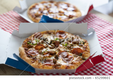 Delivery pizza image 65299601