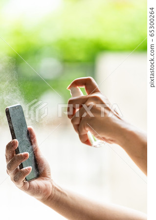 mobile phone cleaning using alcohol spray mobile phone cleaning using alcohol spray 65300264