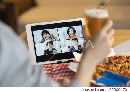 Online drinking party image Online drinking party image 65300470