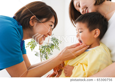 Pediatric clinic to examine a child 65300756