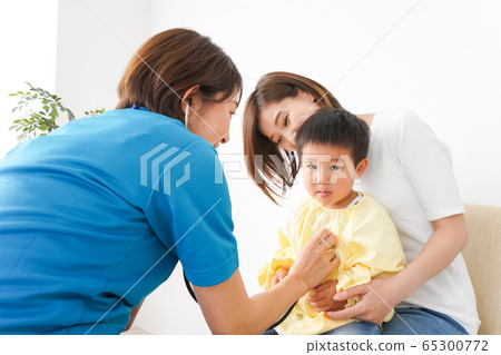Pediatric clinic to examine a child 65300772