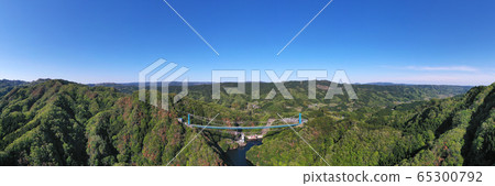 龍津大型吊橋上空的鳥瞰全景圖 龍津大型吊橋上空的鳥瞰全景圖 65300792