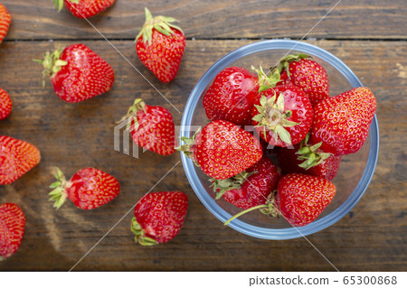 harvest of ripe strawberries harvest of ripe strawberries 65300868