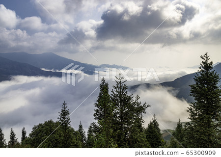 Ta Xua is a famous mountain range in northern Ta Xua is a famous mountain range in northern 65300909