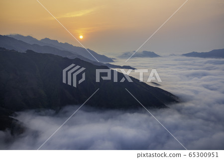 Ta Xua is a famous mountain range in northern Ta Xua is a famous mountain range in northern 65300951