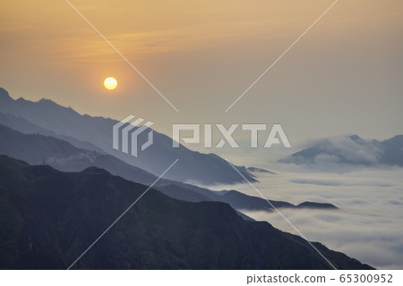 Ta Xua is a famous mountain range in northern Ta Xua is a famous mountain range in northern 65300952