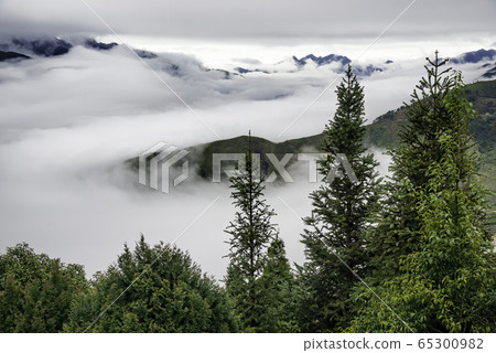 Ta Xua is a famous mountain range in northern Ta Xua is a famous mountain range in northern 65300982