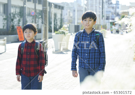 小學生回到學校 小學生回到學校 65301572