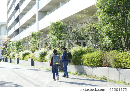 Elementary school student returning to school Elementary school student returning to school 65301575