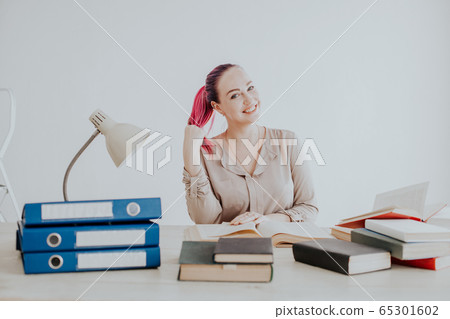 woman with pink hair works in the Office business training woman with pink hair works in the Office business training 65301602