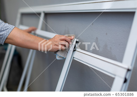 Screening and reshuffling sash cleaning 65301886