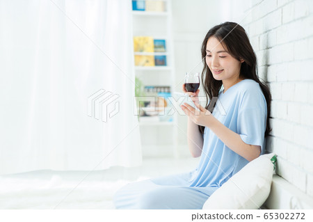 Female Living Smartphone Red Wine 65302272