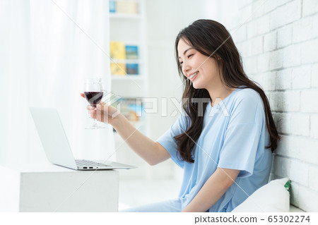 Online drinking party women Online drinking party women 65302274