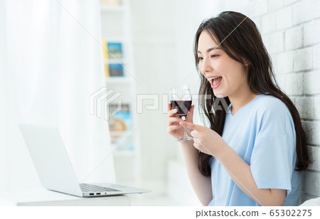 女電腦在線飲酒會 65302275