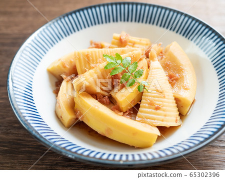 Boiled bamboo shoots with Tosa 65302396