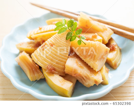 與土佐煮沸的竹筍 與土佐煮沸的竹筍 65302398