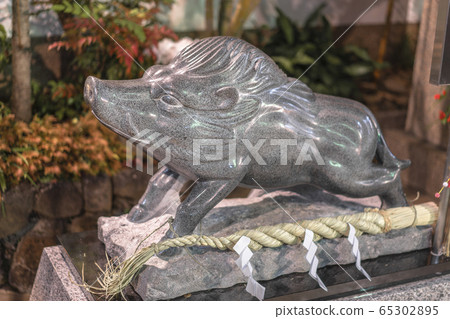 [Tokyo / Ueno] A night view of a stone statue of a wild boar standing at Tokudaiji Temple of the Nichiren Sect, which enshrines Marishenten located in Ameyokocho, Ueno. 65302895