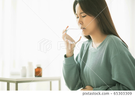 Young woman ill ill physical condition bad medicine drinking water person material 65303309