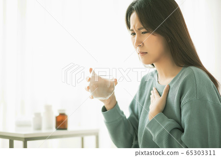Young woman ill ill physical condition bad medicine drinking water person material 65303311