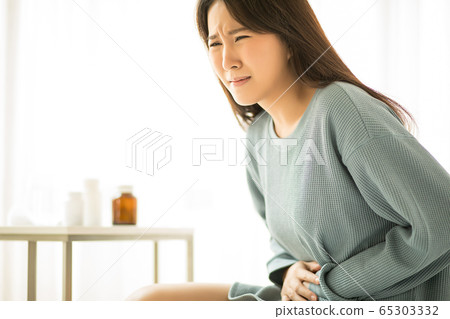 Young woman ill ill physical condition drug person material 65303332