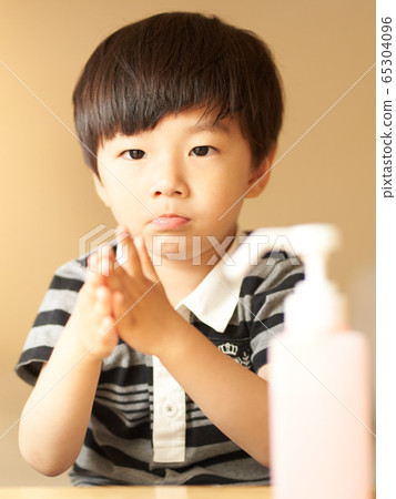 男孩洗手 65304096
