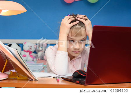 Girl faced the challenge of studying online at 65304393