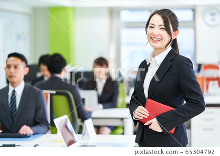 A woman standing in the office 65304792