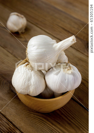 Isolated garlic whole on wooden background. Cooking ingredient. 65305194