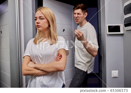 man is tired of his wife, he wants to get a divorce 65306573