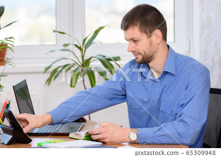 Office employee picks up the a phone 65309948