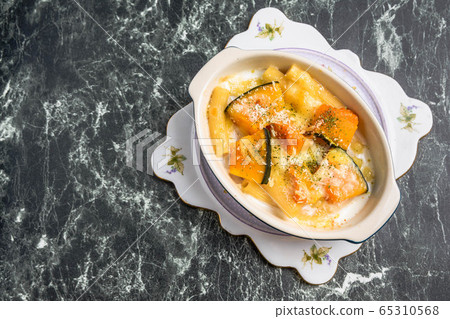 Macaroni gratin with pumpkin Macaroni gratin with pumpkin 65310568