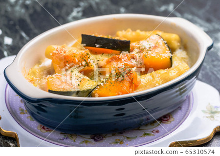Macaroni gratin with pumpkin Macaroni gratin with pumpkin 65310574