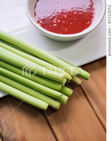 亞洲食品成分大蒜쫑,大蒜莖和紅辣椒醬 亞洲食品成分大蒜쫑,大蒜莖和紅辣椒醬 65312052