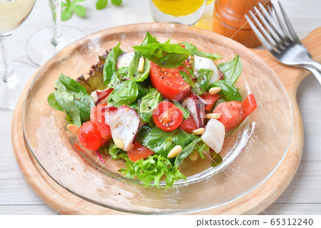 沙拉生牛肉片的羅勒（草藥）和番茄，章魚和扇貝。意大利和海鮮沙拉。 65312240