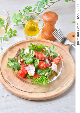 沙拉生牛肉片的羅勒（草藥）和番茄，章魚和扇貝。意大利和海鮮沙拉。 65312247