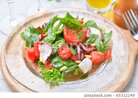 沙拉生牛肉片的羅勒（草藥）和番茄，章魚和扇貝。意大利和海鮮沙拉。 65312249