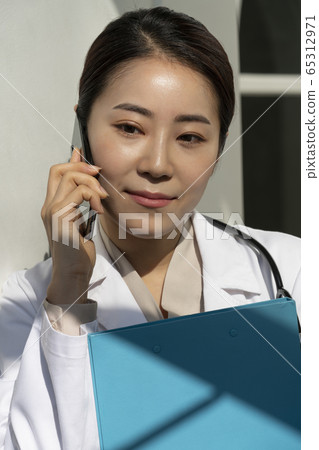 Business, woman, hospital 65312971